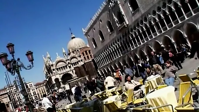 Les règles taboues de Venise sont enfreintes dans cette chaude orgie