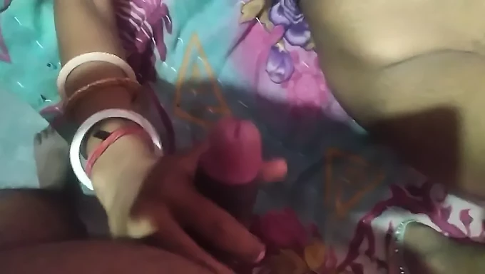 Une bhabhi indienne de 18 ans reçoit une éjaculation en position de cowgirl