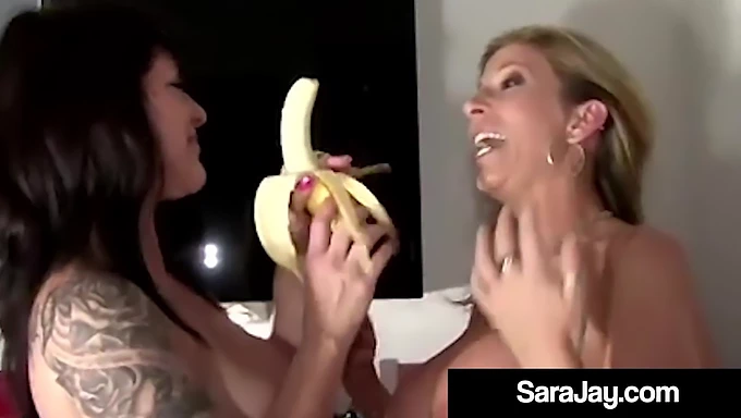 Sara Jay et Daisy Rock partagent des moments intimes dans cette vidéo MILF mettant en vedette de gros seins et un gros cul