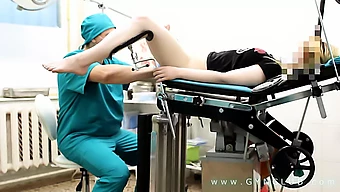 Video fetiș medical cu handjob și examinare de sâni