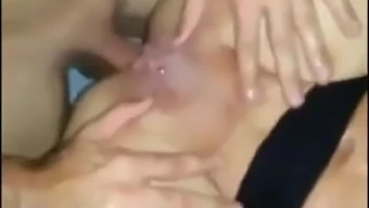 Fata amatoare experimentează un orgasm intens de squirting