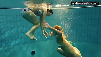 Body Show Et Sexe Chaud Avec Des Babes En Bikini Dans Une Piscine