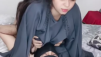 Wanita Berambut Pirang Terlibat Dalam Percakapan Kotor Selama Pertemuan Seksual.