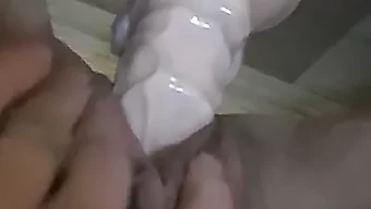 Evde Kendini Tatmin Etmek Için Dildo Kullanan Bir Kızın Gerçek Ev Yapımı Videosu