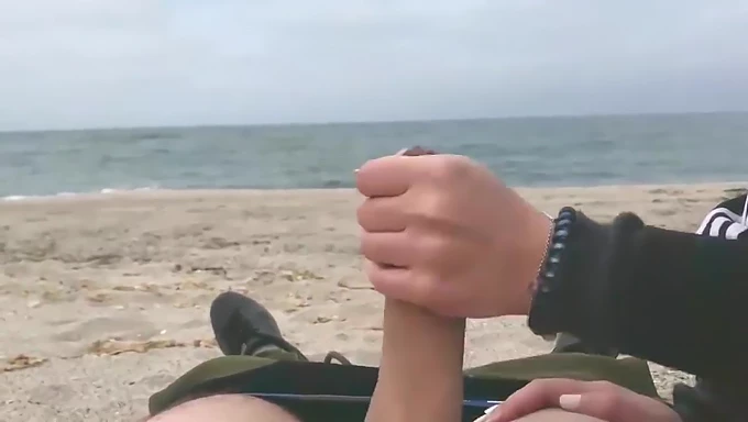 Une jeune femme reçoit une éjaculation interne surprise d'un étranger sur une plage publique.